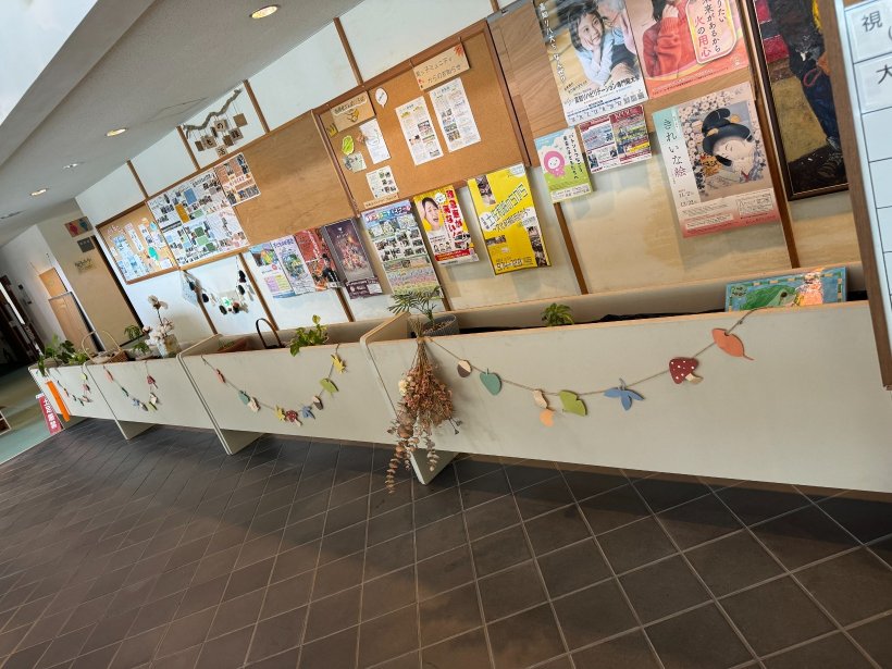 秋のガーランドを吊るしている